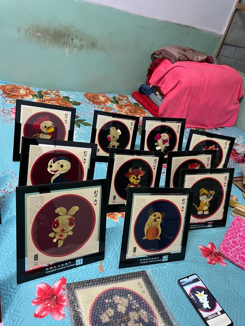 麥秸畫(huà)又稱(chēng)麥稈畫(huà),麥草畫(huà),是一種歷史悠久的傳統(tǒng)工藝美術(shù)品,始